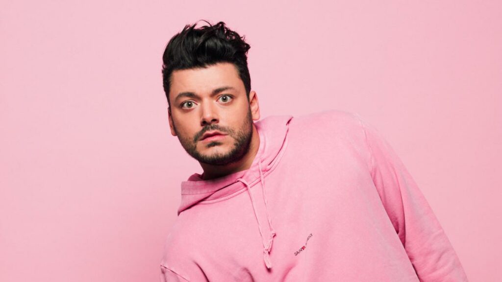 Kev Adams va adapter “Mes papas & moi”